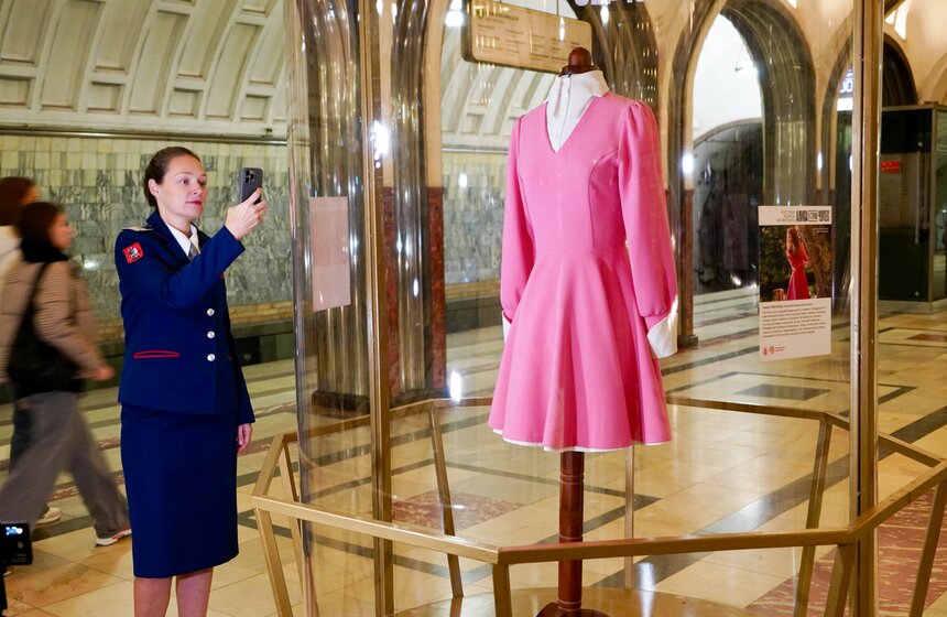 Выставка костюмов из "Алисы в стране чудес" открылась в столичном метро 5 фото