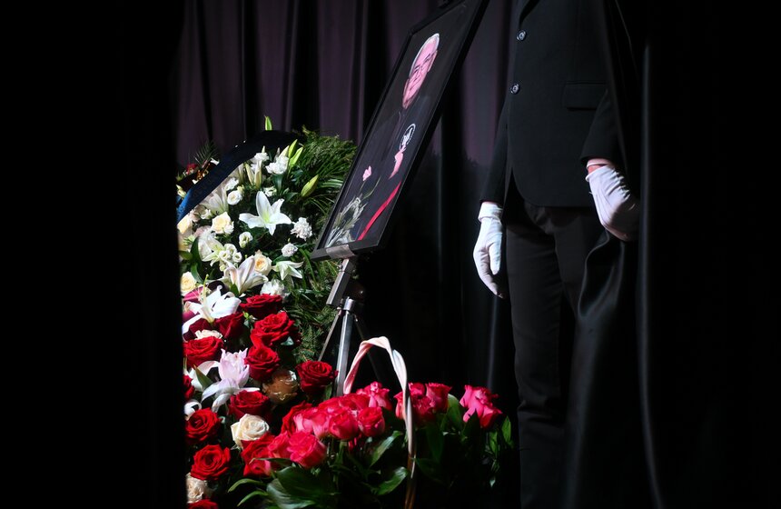 Артиста Всеволода Шиловского похоронили на Троекуровском кладбище 36 фото