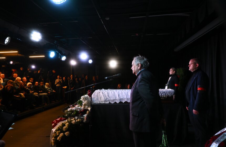 Артиста Всеволода Шиловского похоронили на Троекуровском кладбище 34 фото