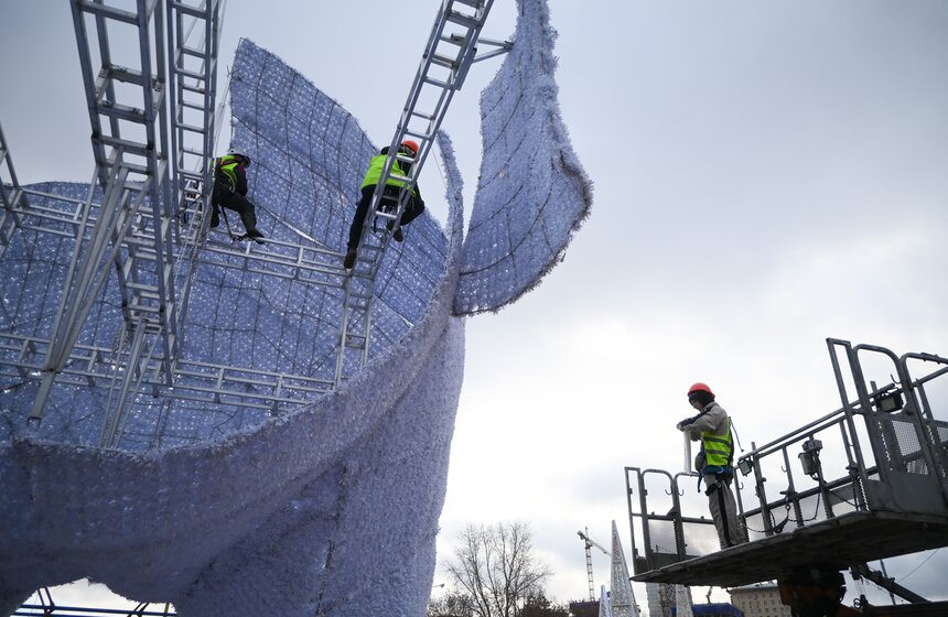 Новогодние фигуры "Полярные медведи" начали устанавливать в Москве 17 фото