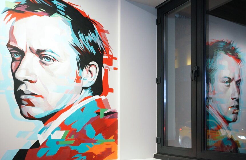 В обновленном фойе "Покровка.Театр" открыли фреску-портрет Сергея Арцибашева 4 фото