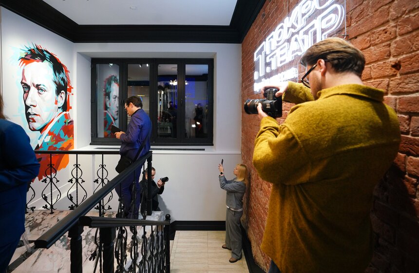 В обновленном фойе "Покровка.Театр" открыли фреску-портрет Сергея Арцибашева 2 фото