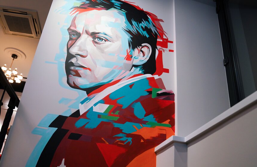 В обновленном фойе "Покровка.Театр" открыли фреску-портрет Сергея Арцибашева 19 фото