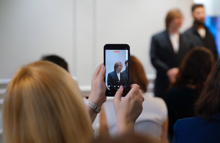 В обновленном фойе "Покровка.Театр" открыли фреску-портрет Сергея Арцибашева 12 фото