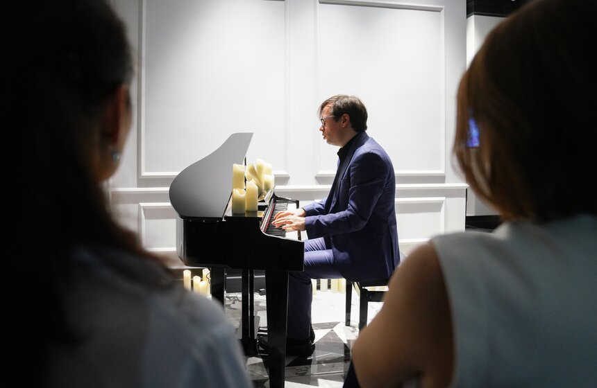 В обновленном фойе "Покровка.Театр" открыли фреску-портрет Сергея Арцибашева 16 фото