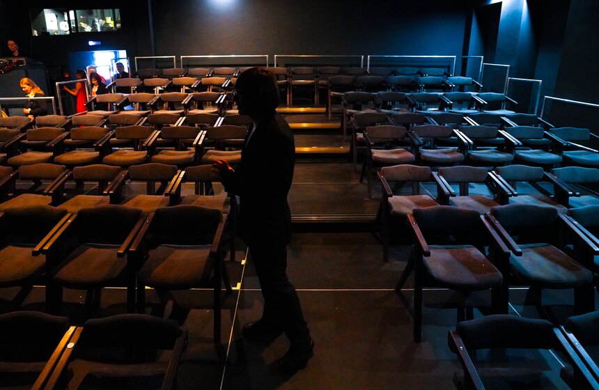 В обновленном фойе "Покровка.Театр" открыли фреску-портрет Сергея Арцибашева 6 фото