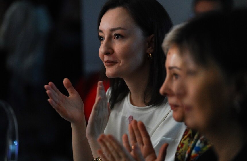 В обновленном фойе "Покровка.Театр" открыли фреску-портрет Сергея Арцибашева 15 фото