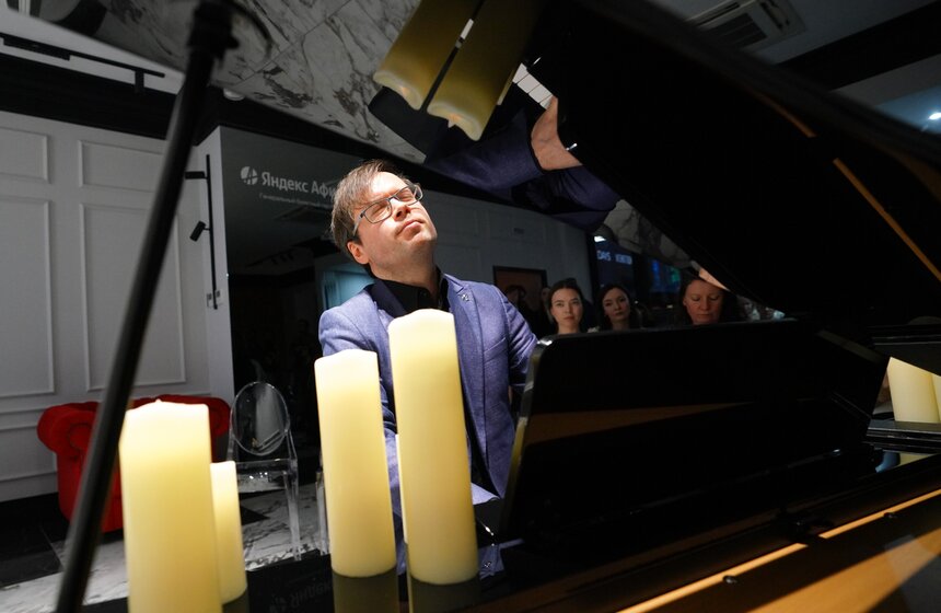 В обновленном фойе "Покровка.Театр" открыли фреску-портрет Сергея Арцибашева 13 фото