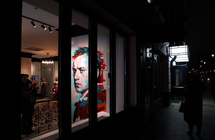 В обновленном фойе "Покровка.Театр" открыли фреску-портрет Сергея Арцибашева 20 фото