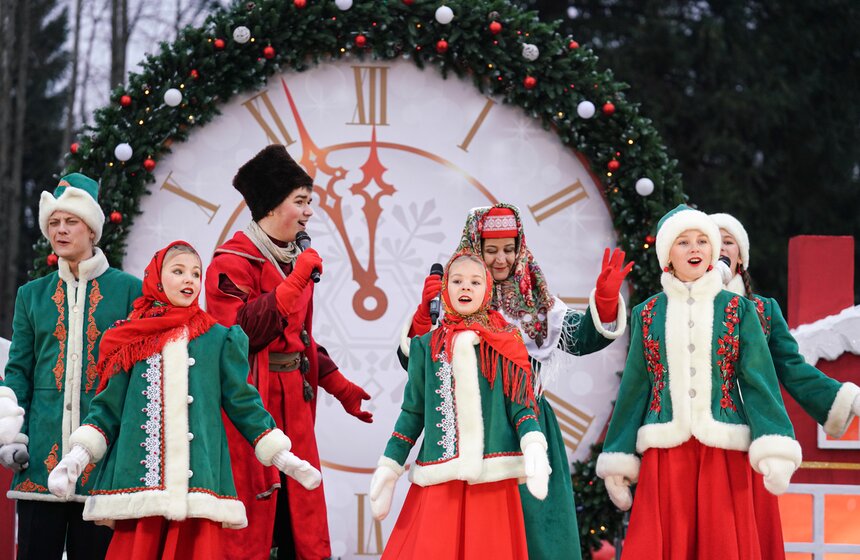 В Подмосковье выбрали и подготовили главную новогоднюю елку для Кремля 23 фото