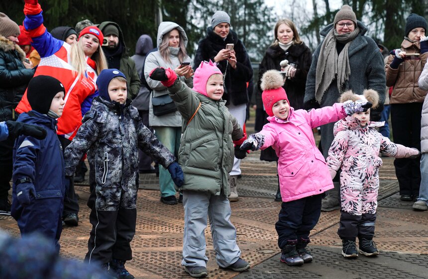 В Подмосковье выбрали и подготовили главную новогоднюю елку для Кремля 10 фото