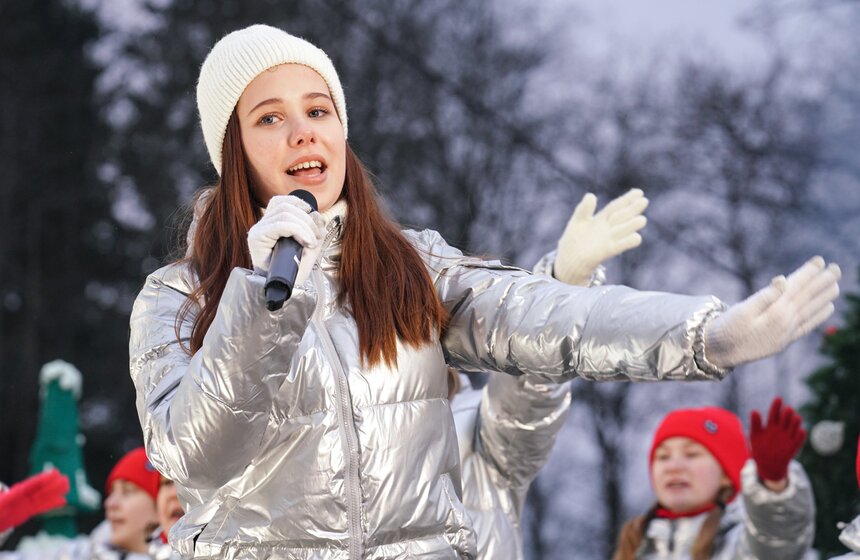 В Подмосковье выбрали и подготовили главную новогоднюю елку для Кремля 2 фото