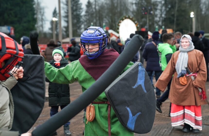 В Подмосковье выбрали и подготовили главную новогоднюю елку для Кремля 7 фото