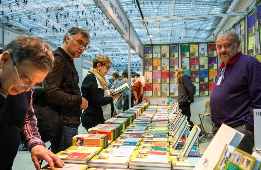 Около 400 изданий представили на Международной книжной ярмарке в Гостином Дворе 16 фото