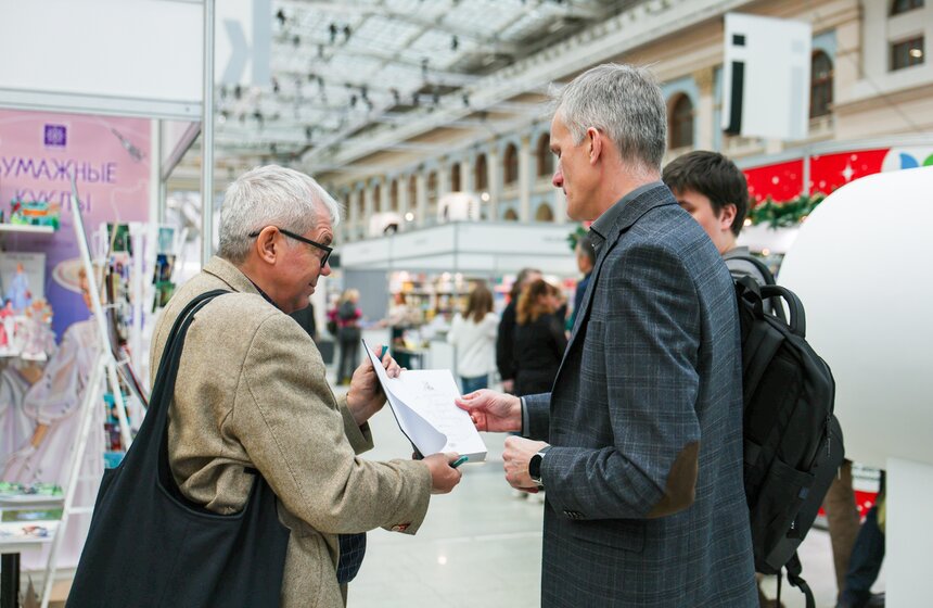 Около 400 изданий представили на Международной книжной ярмарке в Гостином Дворе 9 фото