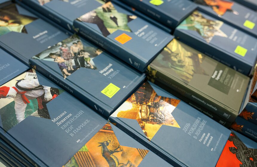 Около 400 изданий представили на Международной книжной ярмарке в Гостином Дворе 17 фото