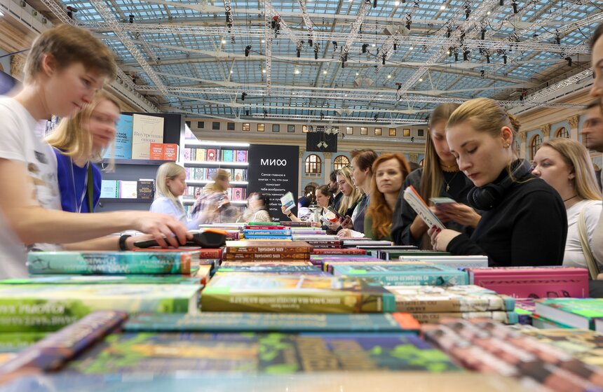 Около 400 изданий представили на Международной книжной ярмарке в Гостином Дворе 11 фото
