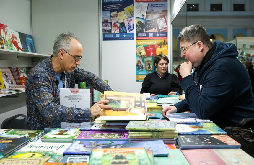 Около 400 изданий представили на Международной книжной ярмарке в Гостином Дворе 32 фото