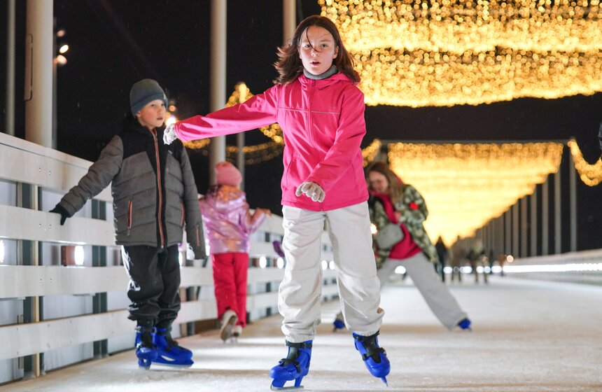 Один из самых длинных линейных катков в России открылся в "Коломенском" 20 фото