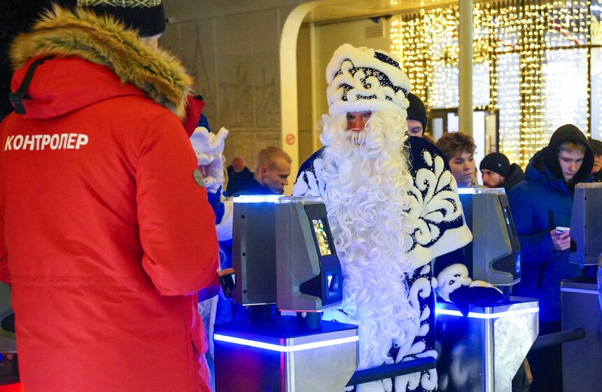 Один из самых длинных линейных катков в России открылся в "Коломенском" 6 фото