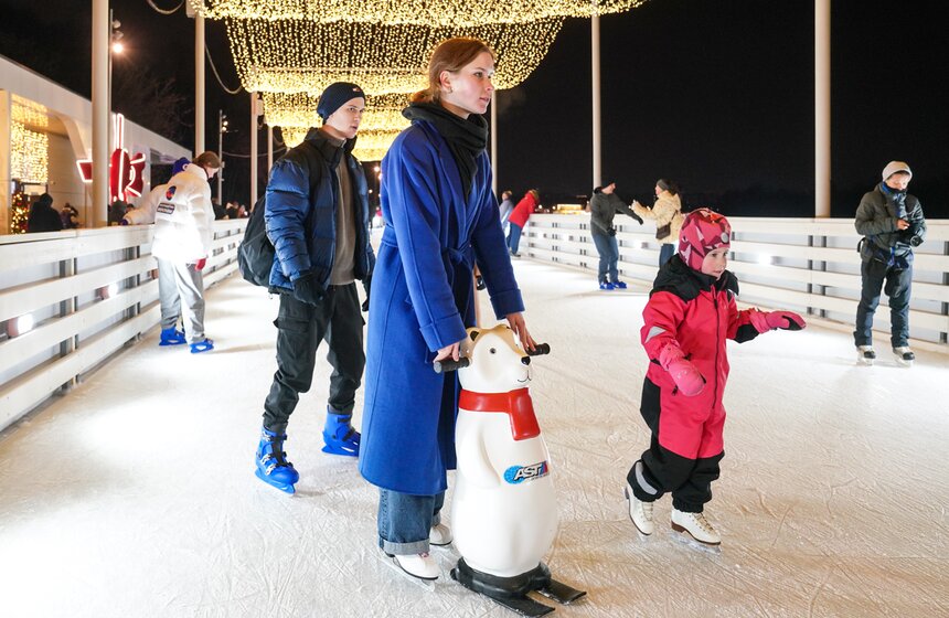 Один из самых длинных линейных катков в России открылся в "Коломенском" 24 фото