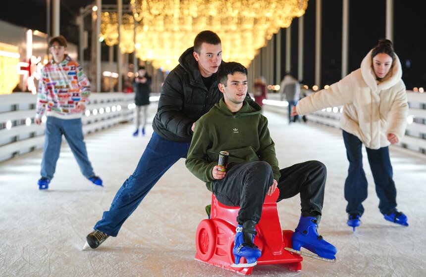 Один из самых длинных линейных катков в России открылся в "Коломенском" 10 фото