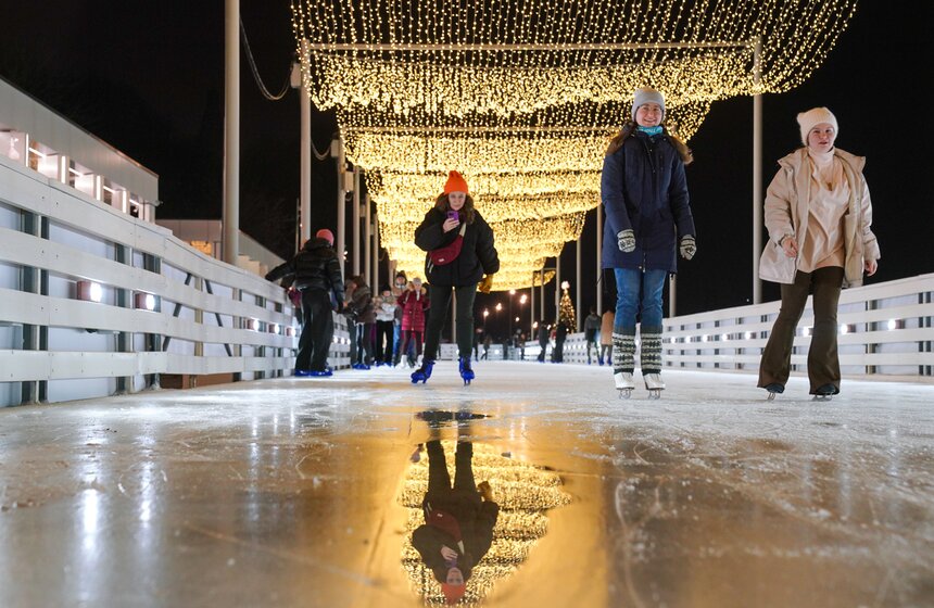 Один из самых длинных линейных катков в России открылся в "Коломенском" 8 фото