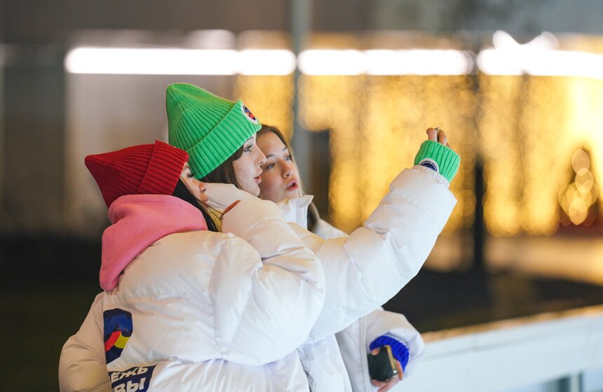 Один из самых длинных линейных катков в России открылся в "Коломенском" 16 фото