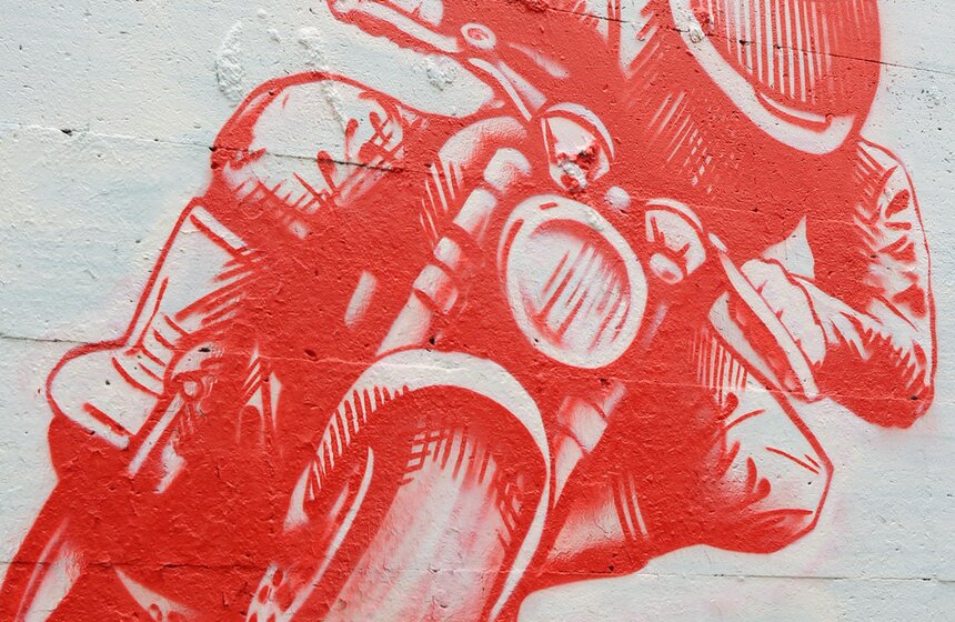 Стену дома на Мясницкой украсили социальным мото-граффити 4 фото