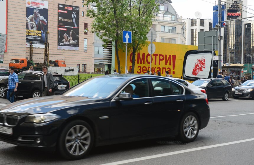 Стену дома на Мясницкой украсили социальным мото-граффити 13 фото