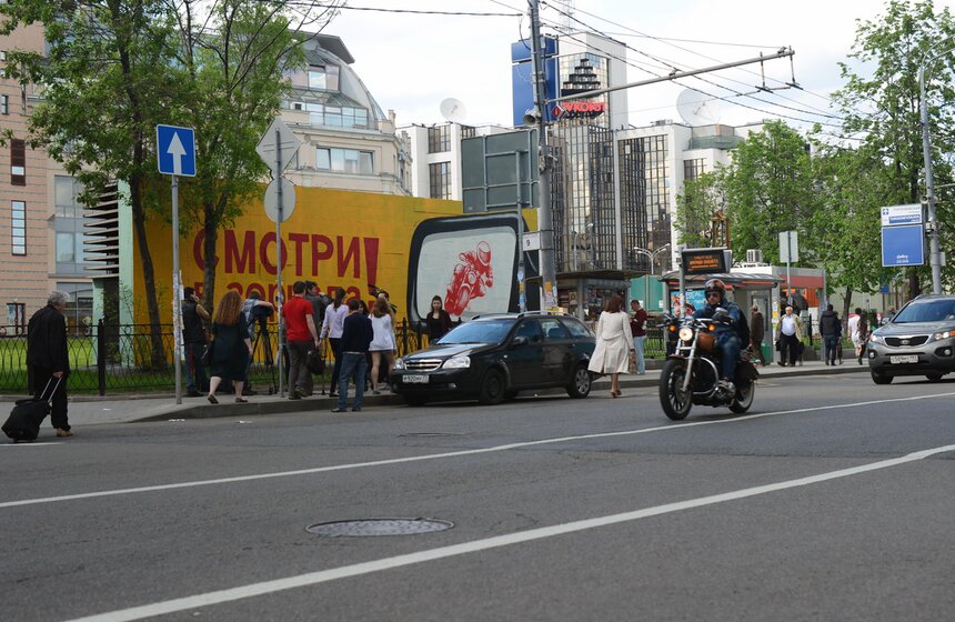 Стену дома на Мясницкой украсили социальным мото-граффити 7 фото