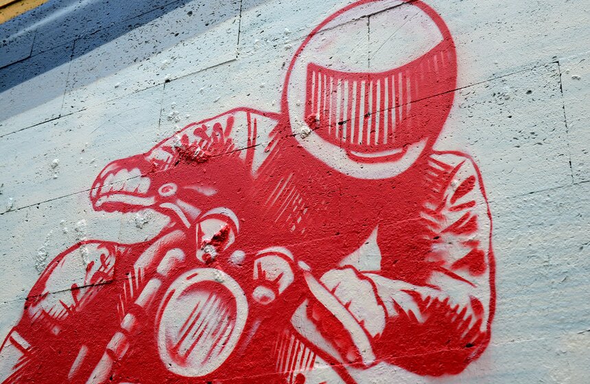 Стену дома на Мясницкой украсили социальным мото-граффити 12 фото
