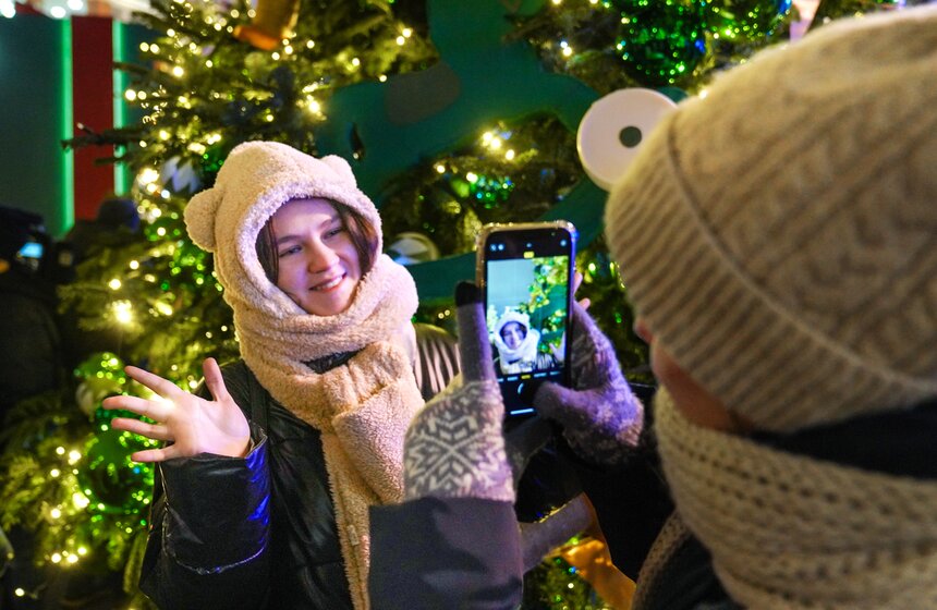 Выставка дизайнерских елей открылась в Москве 25 фото