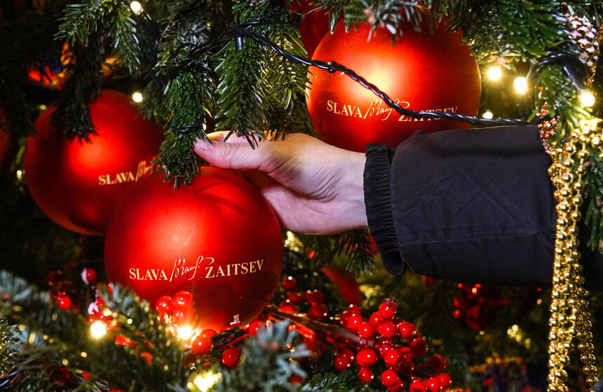 Выставка дизайнерских елей открылась в Москве 15 фото