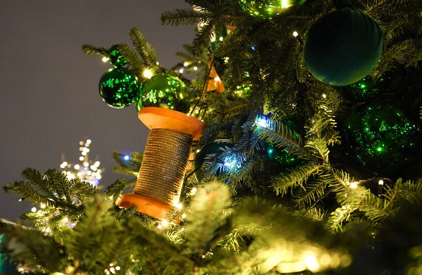 Выставка дизайнерских елей открылась в Москве 21 фото