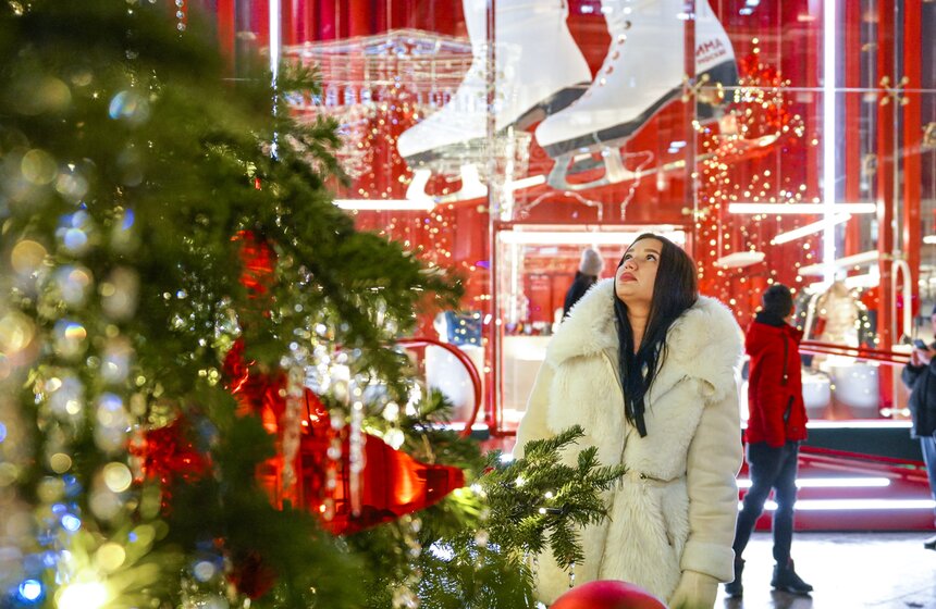 Выставка дизайнерских елей открылась в Москве 19 фото