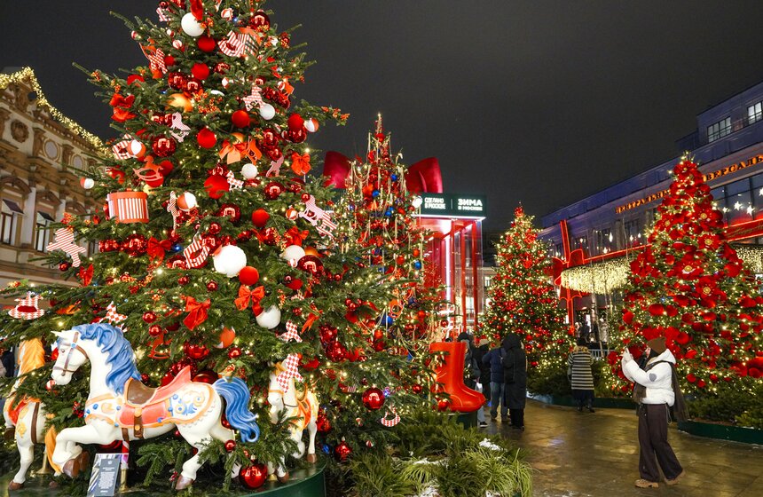 Выставка дизайнерских елей открылась в Москве 20 фото