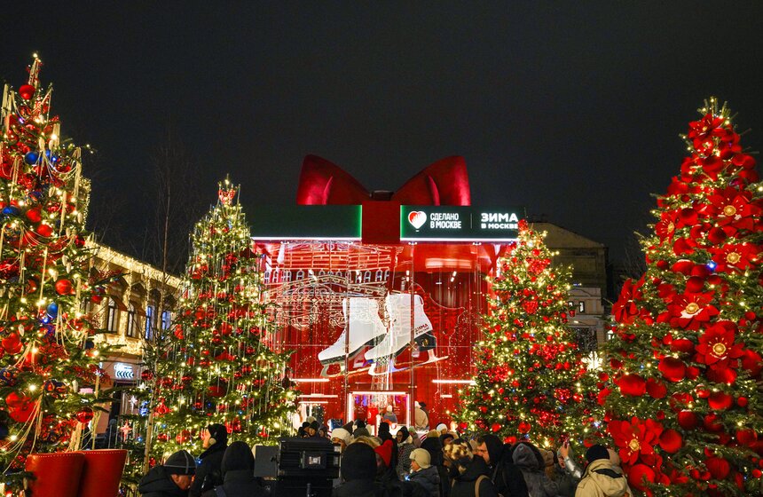 Выставка дизайнерских елей открылась в Москве 1 фото