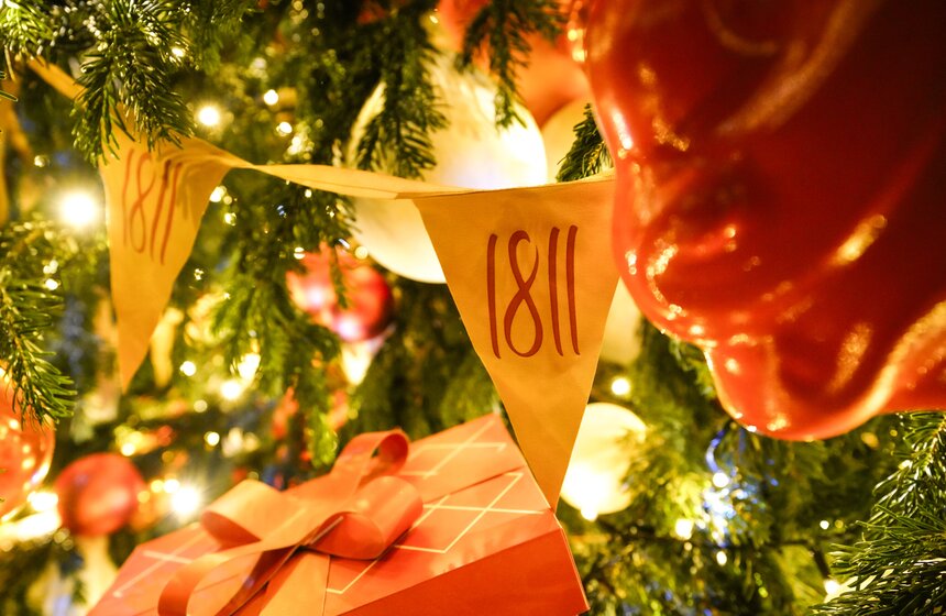 Выставка дизайнерских елей открылась в Москве 5 фото