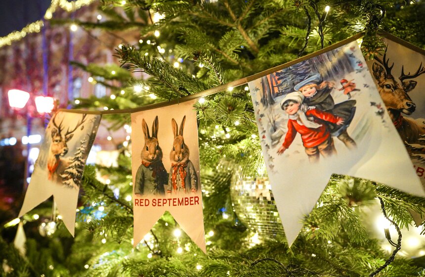 Выставка дизайнерских елей открылась в Москве 9 фото