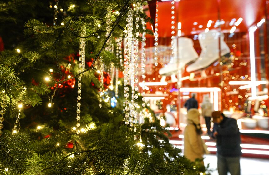 Выставка дизайнерских елей открылась в Москве 12 фото