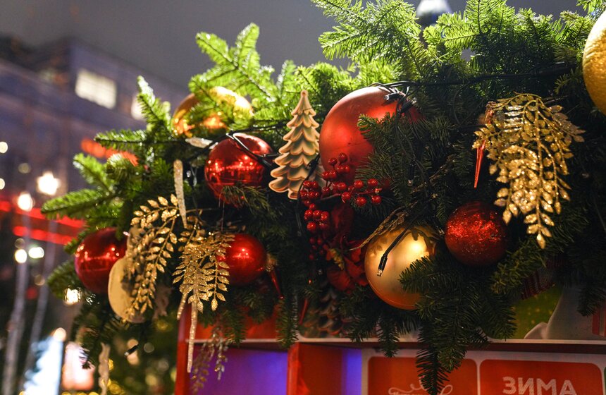 Выставка дизайнерских елей открылась в Москве 27 фото