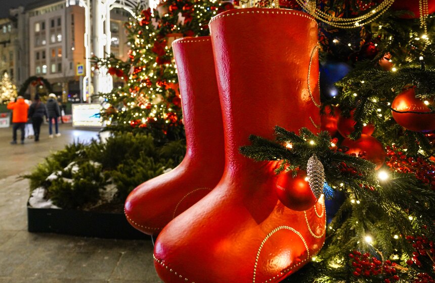 Выставка дизайнерских елей открылась в Москве 23 фото