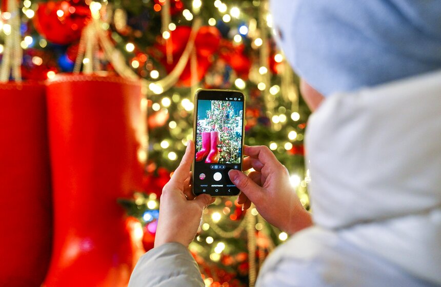 Выставка дизайнерских елей открылась в Москве 10 фото