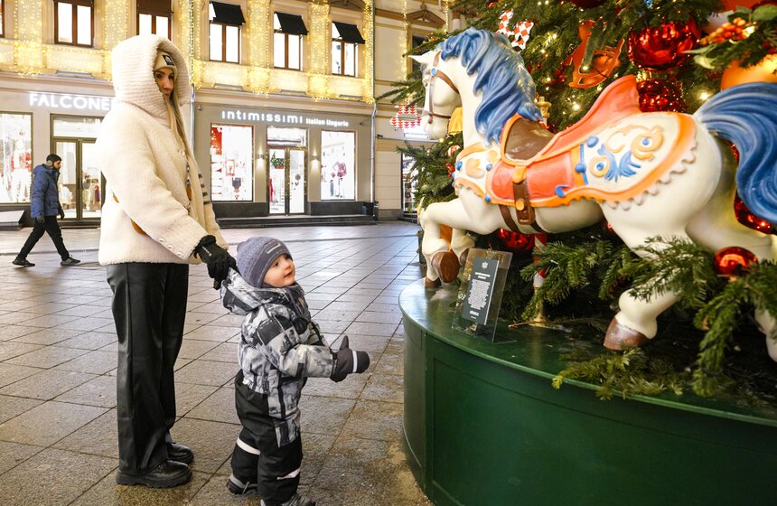 Выставка дизайнерских елей открылась в Москве 8 фото