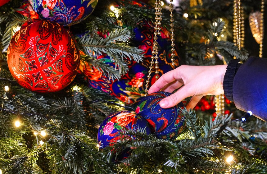 Выставка дизайнерских елей открылась в Москве 26 фото