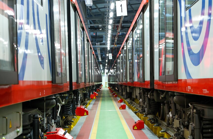 На Замоскворецкую линию метро вышел состав серии "Москва-2026" 8 фото