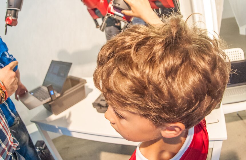 В Москве проходит международный "Бал роботов" 13 фото