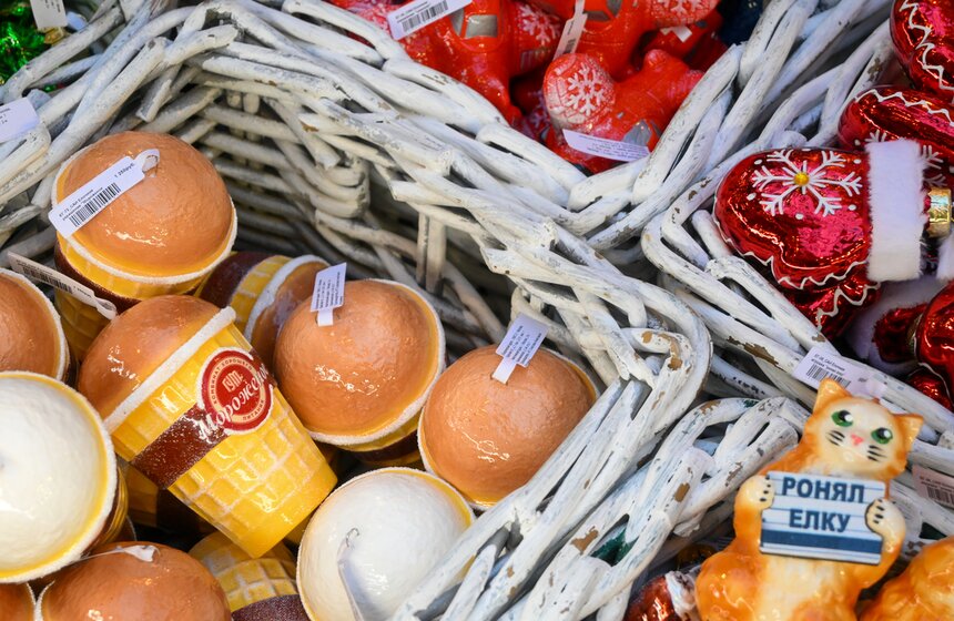 ГУМ украсили к Новому году в стиле дымковских игрушек 8 фото