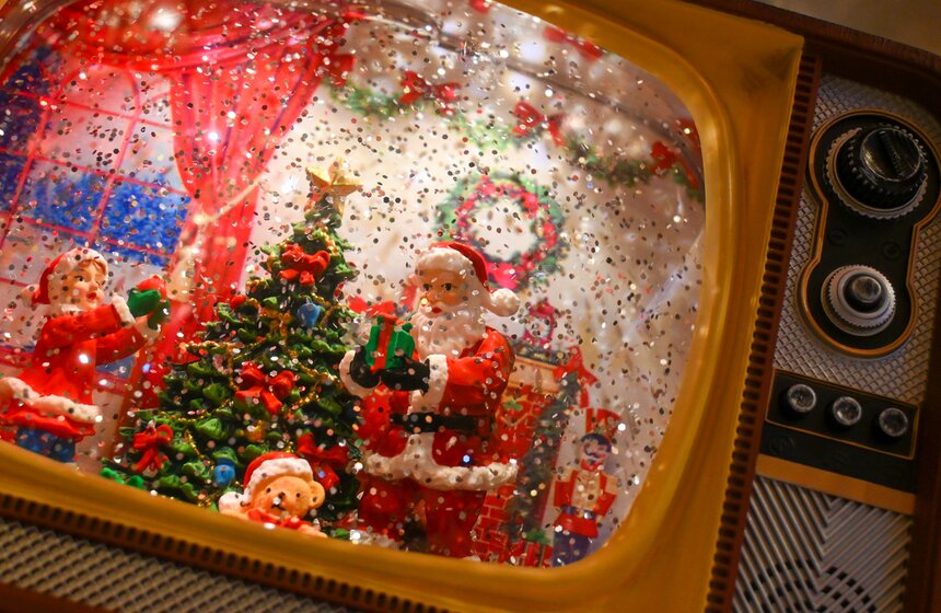 ГУМ украсили к Новому году в стиле дымковских игрушек 22 фото